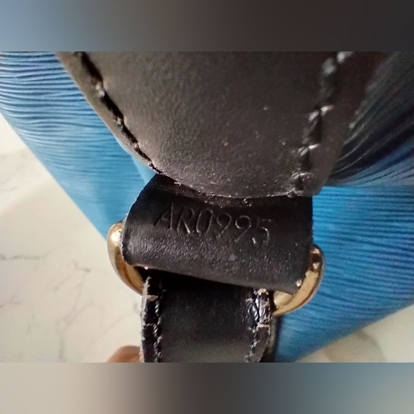 LV Noe Epi Leather Bag - Picture 5 of 14